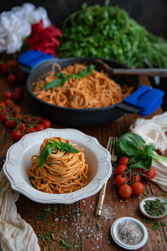 Spaghetti con salsa mozzarella y albahaca