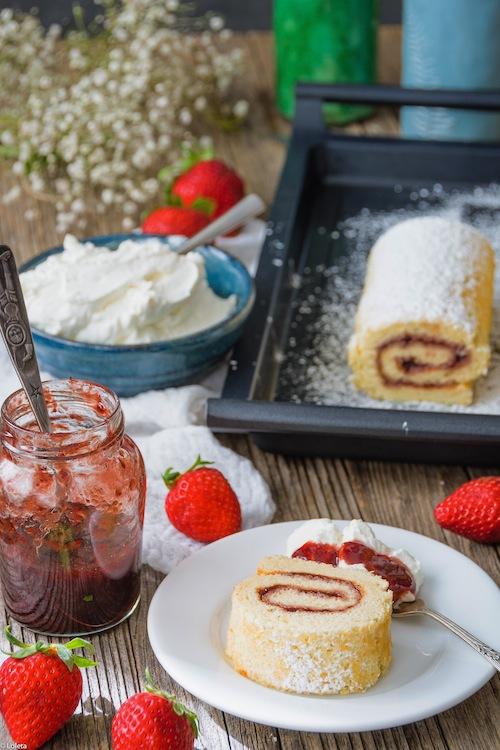 Bizcocho enrollado relleno de mermelada