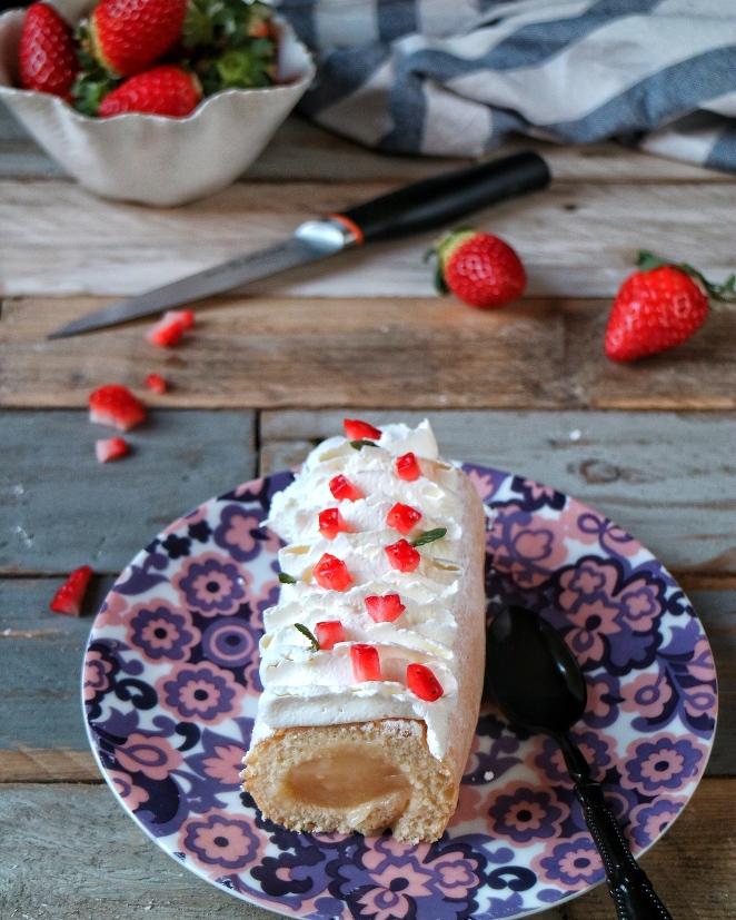 Brazo de gitano de limón y fresa, especial San Valentín