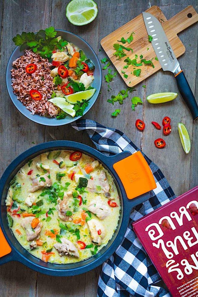 Curry verde tailandés de pollo y verduras