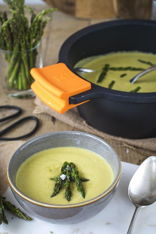 Crema light de espárragos trigueros con curry verde