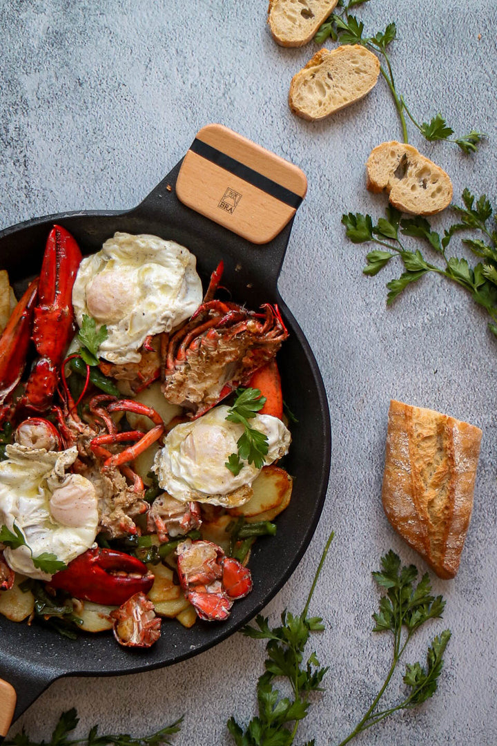 Bogavante con patatas y huevos fritos