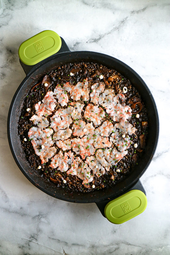 Arroz negro con carpaccio de gambas