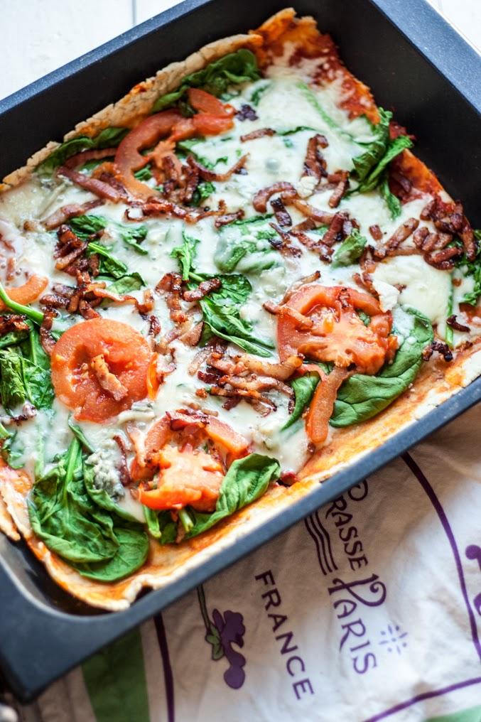 Pizza de espinacas, gorgonzola, tomate y bacon