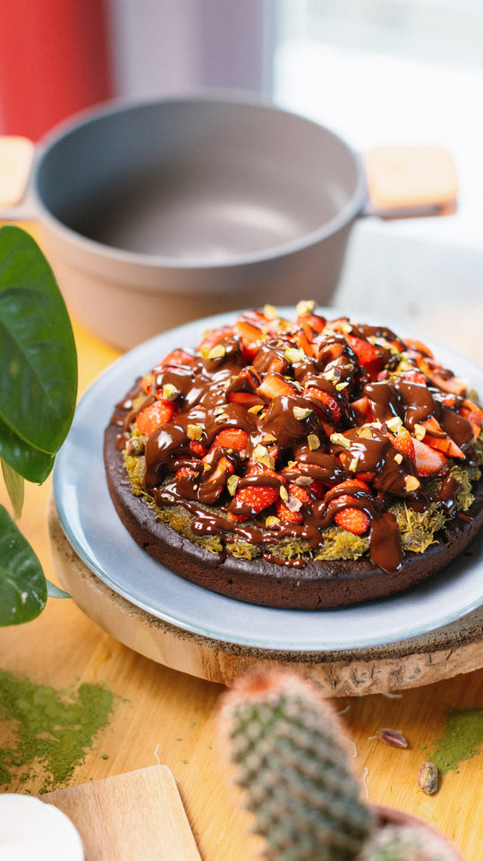 Bizcocho de Cacao y Chocolate Dubái con Crema de Pistacho y Fresas