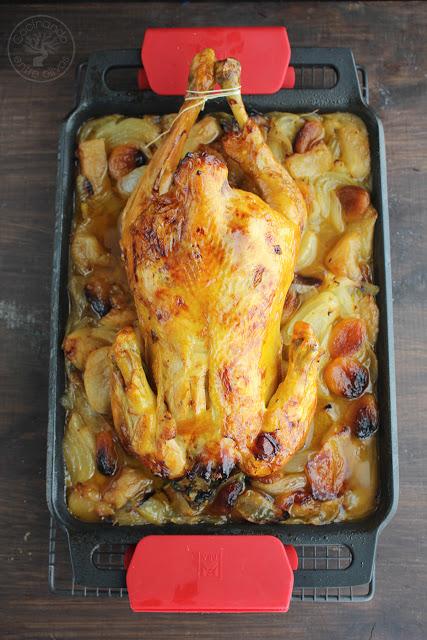 Pollo al horno con hidromiel, manzanas, orejones y cebolla