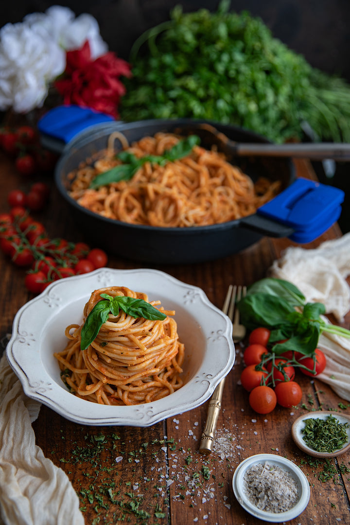Spaghetti con salsa mozzarella y albahaca
