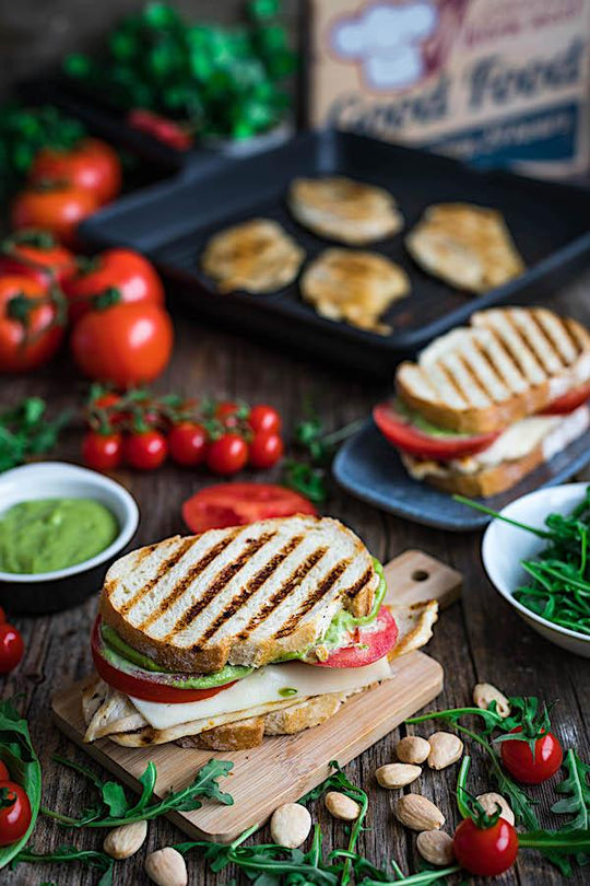 Bocadillo de pollo con pesto de almendras