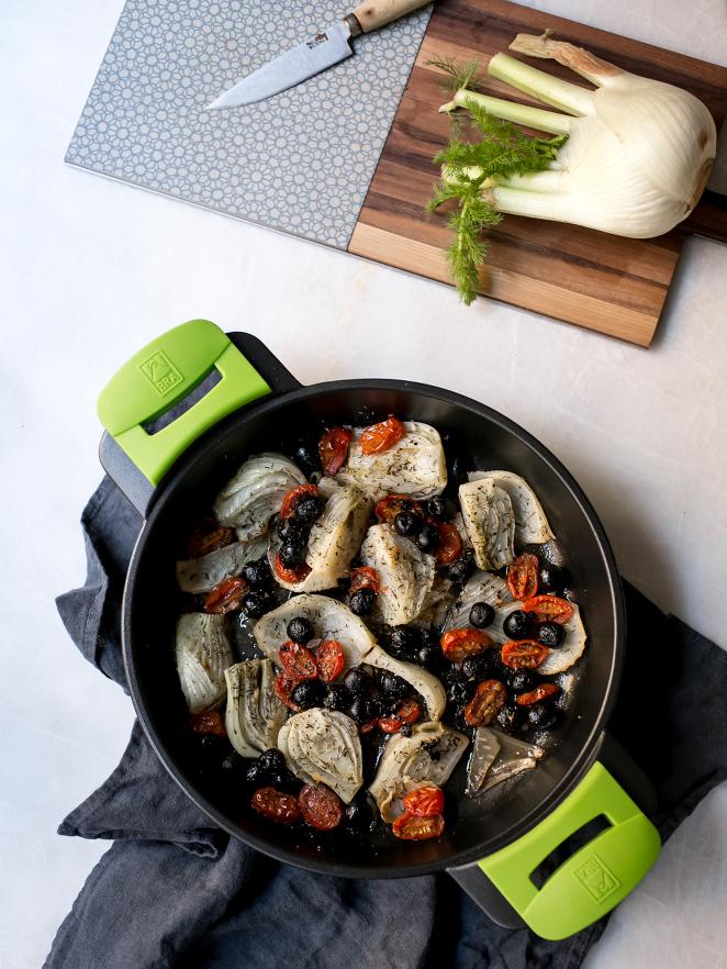 Hinojo al horno con tomates cherry y aceitunas negras