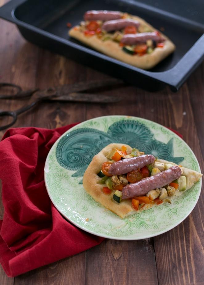Coca de verduras y salchichas