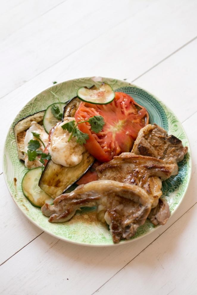 Prepara un plato combinado con ensalada, verduras y carne de un tirón