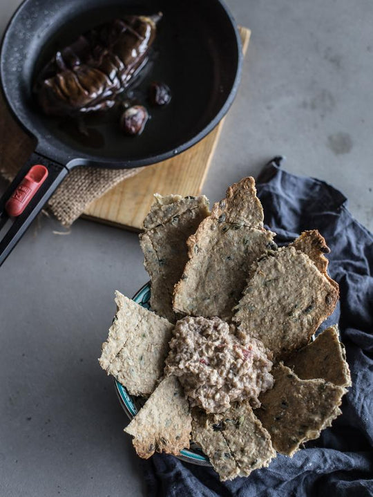 Crackers con paté de berenjena