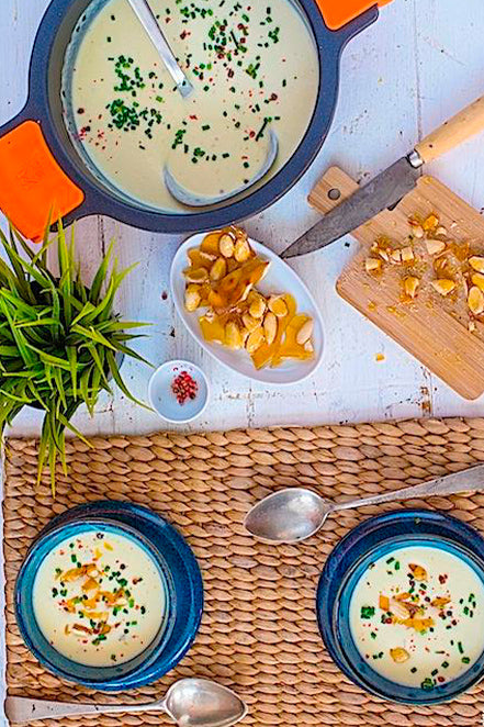 Crema fría de puerros con queso a la pimienta rosa