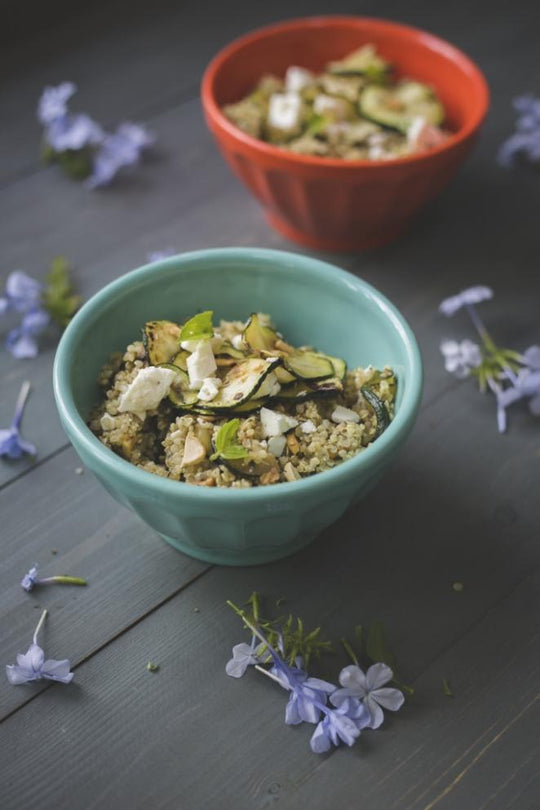 Ensalada de quinoa, almendras ahumadas y calabacín