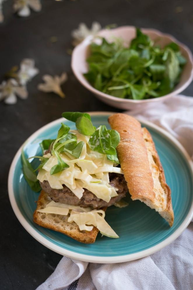 Hamburguesas de cerdo y rábano con ensalada de manzana