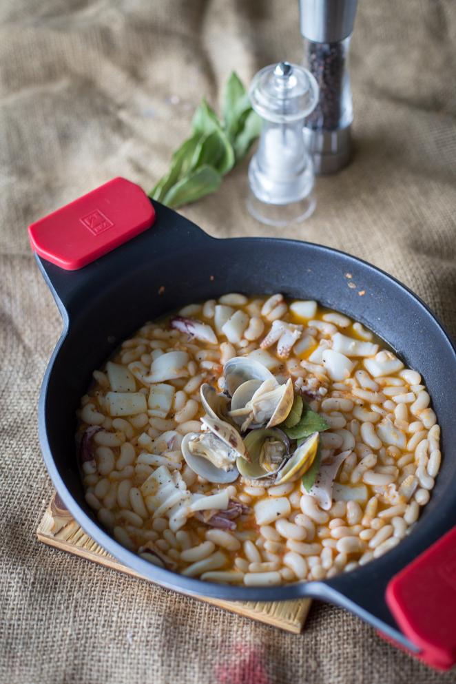 Judías del ganxet con sepia y almejas