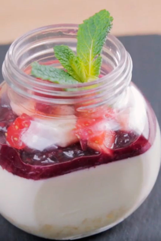 Panna cotta de chocolate blanco con frutos rojos, vídeo receta
