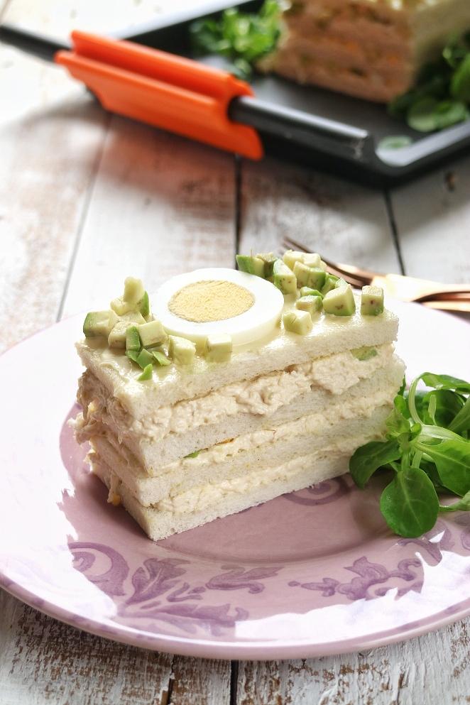 Pastel de verano de pollo y aguacate