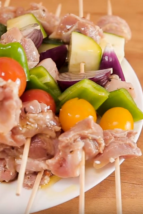 Brochetas de pollo y verduras con pesto, vídeo receta