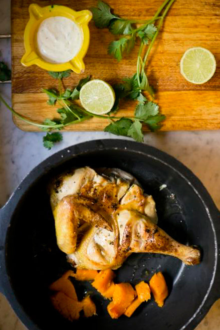Pollo asado con lima y mayonesa de cilantro con calabaza asada