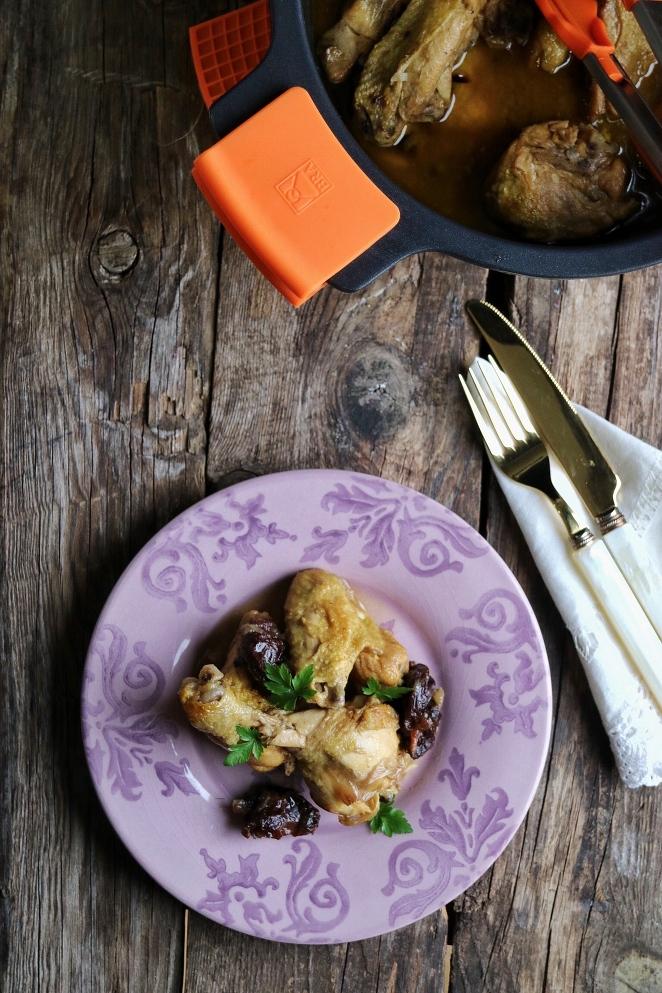 Pollo rustido con ciruelas y piñones