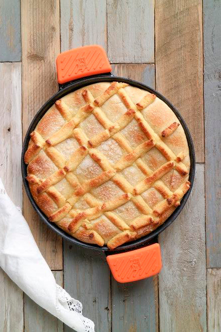 Coca de San Juan con crema de almendra