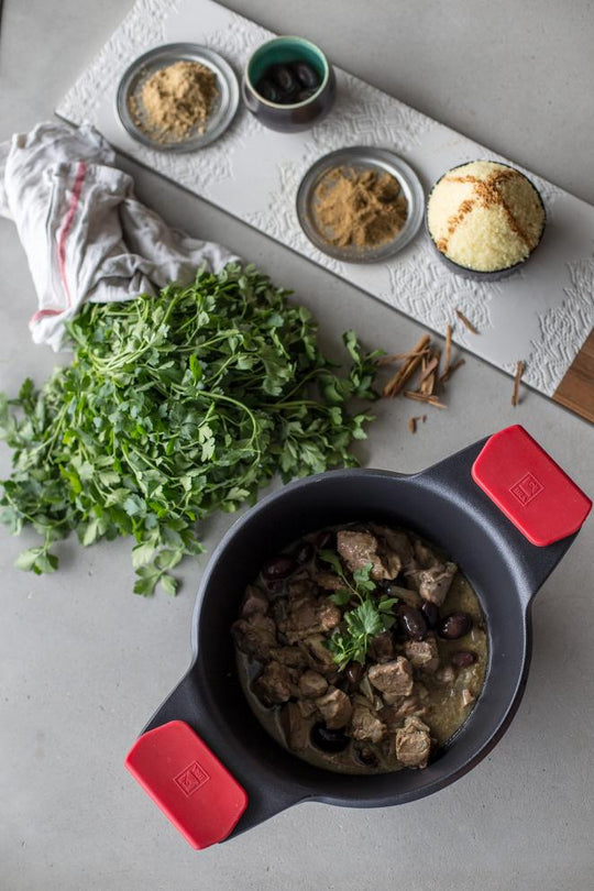 Tajín de cordero con olivas negras en cazuela