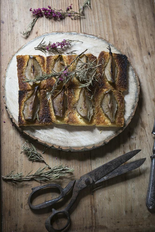 Tarta de peras asada con tostadas de brioche al romero