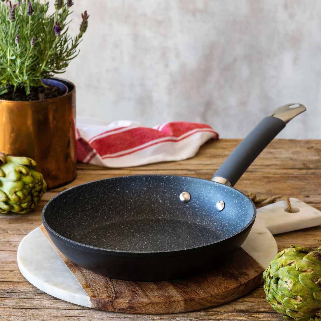 Sartén de aluminio forjado con mango de silicona Bra Master